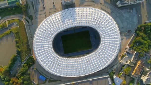 4 k hava dron görüntüleri. Sinek üzerinde Şehir Stadyumu yavaş döndürmek üstten görünüm — Stok video
