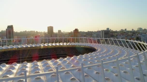 4 k luchtfoto drone-beelden. Vliegen over city Stadion bij zonsondergang. Kijk op de stad. — Stockvideo