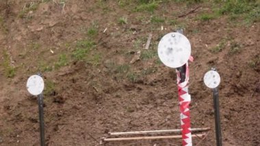 Uyuşuk görüntüleri. Metal hedef varlık vurmak çekim mesafeden.