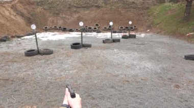 Uyuşuk görüntüleri. Adam hedefleri siyah tabanca Pov--dan ateş