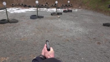 Uyuşuk görüntüleri. Adam hedefleri siyah tabanca Pov--dan ateş