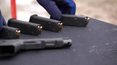 Uyuşuk görüntüleri. Siyah tabanca ve kurşun sahipleri masaya yalan