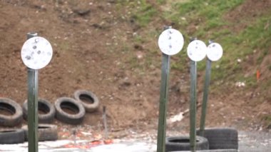 Uyuşuk görüntüleri. Metal hedef varlık vurmak çekim mesafeden.