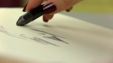 Uyuşuk görüntüleri. Sanatçı kız el tarafından siyah kurşun çizer. Yakın çekim