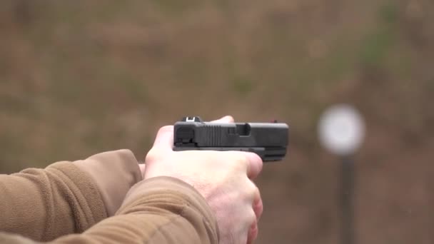 느린-mo 장면입니다. 흑인 권총에서 발사 하는 남자. — 비디오