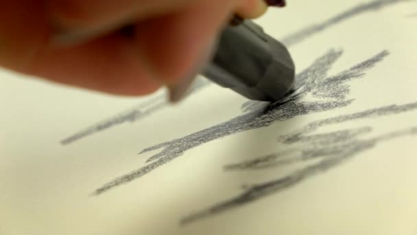 Des images ralenties. Artiste fille main dessine par le plomb noir. Gros plan 