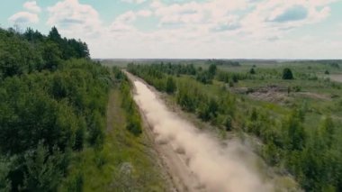 Hava dron görüntüleri. Aşağıdaki ralli arabası