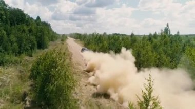 Hava dron görüntüleri. Aşağıdaki ralli araba çekim