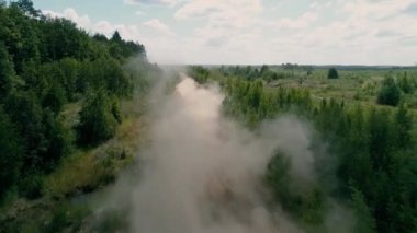 Hava dron görüntüleri. Kum bulutu sonra ralli arabası