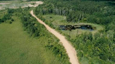 Hava dron görüntüleri. Hızlı yolda araba ralli