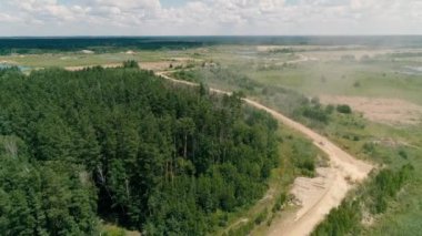 Hava dron görüntüleri. Zig zag yolda araba hızlı yarışı ralli