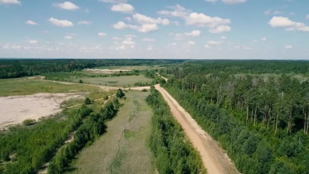 Imagens de drones aéreos. Voar sobre a estrada de rali, nuvem de poeira no horizonte — Vídeo de Stock