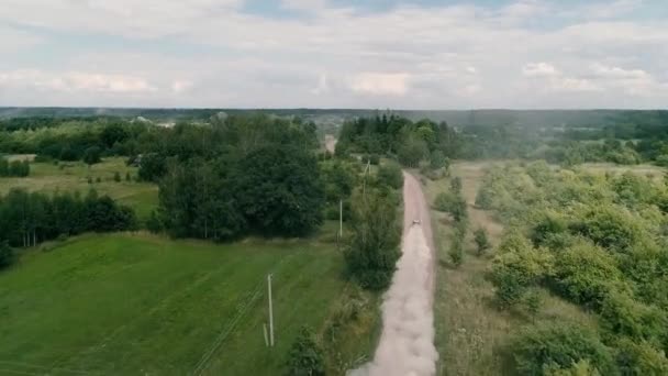 Drohnenaufnahmen aus der Luft. Rallye-Auto in Dorfstraße — Stockvideo