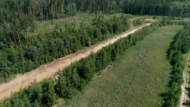 Antenn drönare footage. Följande rallybil bred sköt — Stockvideo