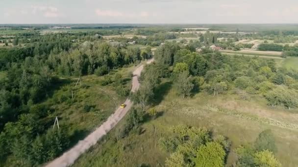 Hava dron görüntüleri. Köy sarı ralli araba sürüş hızlı. — Stok video