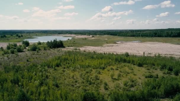 Des images aériennes de drones. Dolly shot lac sur les champs de poussière — Video