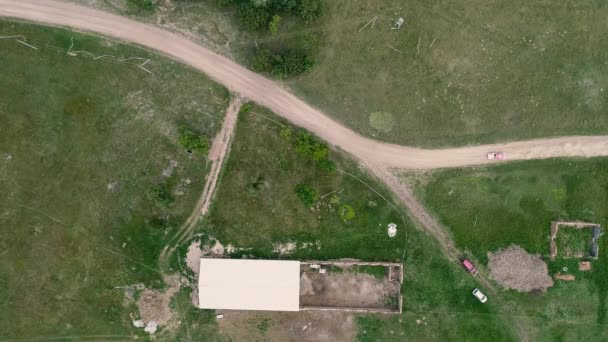 Imágenes aéreas de aviones no tripulados. Vista superior de la carretera de polvo con coche de rally — Vídeos de Stock