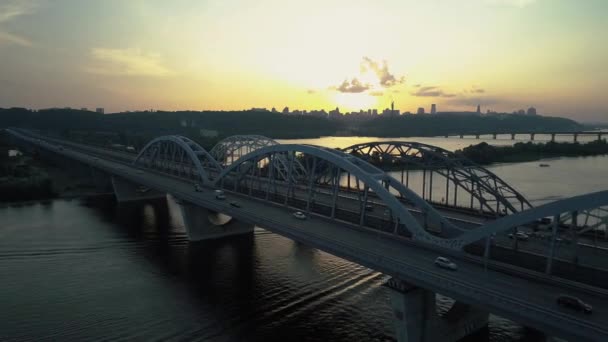 Imágenes aéreas. Volar cerca del puente de Kiev al atardecer . — Vídeo de stock