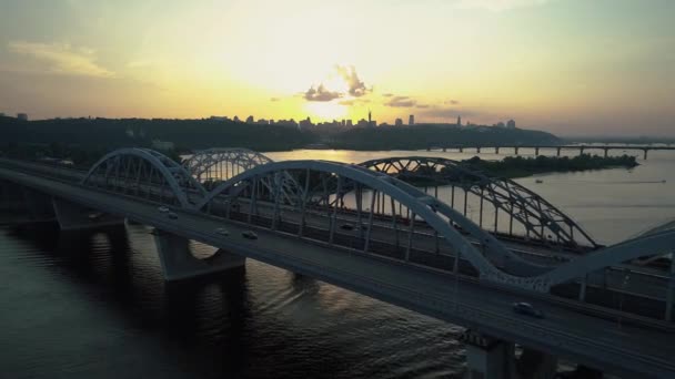 Запись с воздуха. Пролететь над Киевским мостом на закате . — стоковое видео
