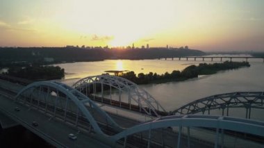 Gün batımında Kiev köprüden uçarak çıkış.
