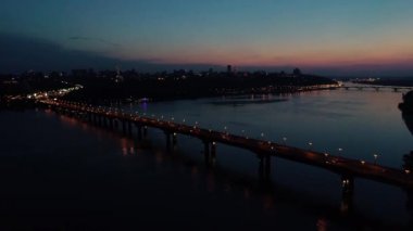 Havadan görüntüleri. Akşam Kiev Köprüsü üzerinde Radyal sinek