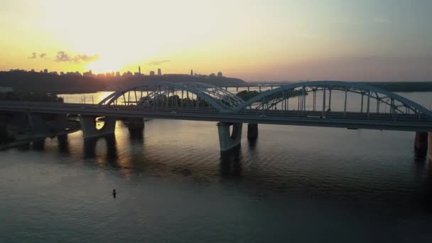 Letecké záběry. Letět do Kyjeva most při západu slunce. — Stock video