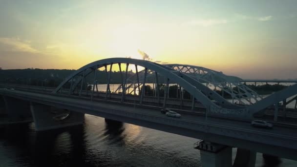 Luftaufnahmen. Rückwärts fliegen in der Nähe der Kyiv-Brücke bei Sonnenuntergang. — Stockvideo