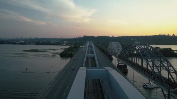 Luftaufnahmen. Flug über die Kyiv-Brücke bei Sonnenuntergang. — Stockvideo