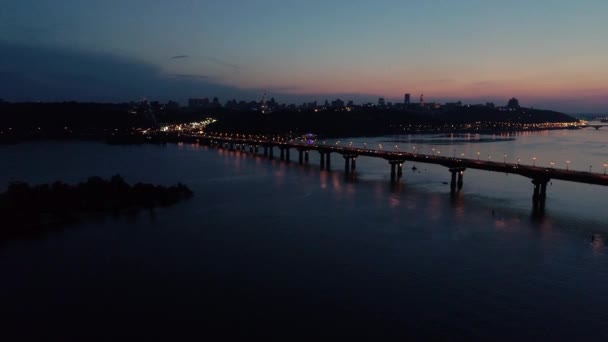 Запись с воздуха. Пролететь над Киевским мостом вечером — стоковое видео