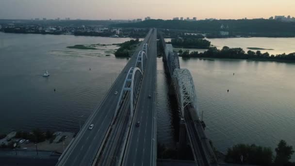 Luchtfoto beeldmateriaal. Radiale vliegen boven Kiev brug bij zonsondergang. — Stockvideo