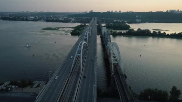 Aerial film. Radiella flyga över Kiev bron vid solnedgången. — Stockvideo