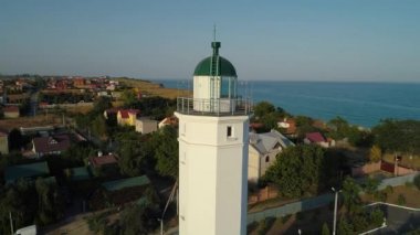 Hava dron görüntüleri. Eski bir deniz feneri rustik ve tarihi bina kırsal etrafında sinek