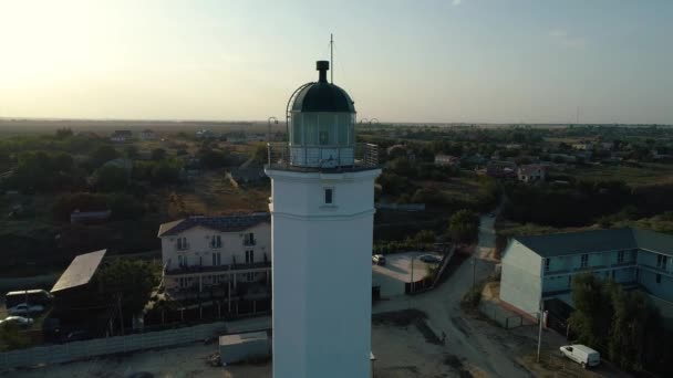 Hava dron görüntüleri. Eski bir deniz feneri rustik ve tarihi bina kırsal etrafında sinek — Stok video