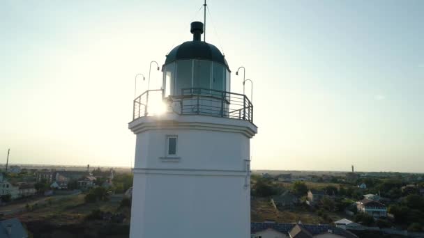 空中ドローン映像。素朴さと歴史的な灯台の古い建物を地方を飛び回る。クローズ アップ ショット — ストック動画