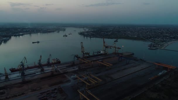 空中ドローン映像。ウクライナのコンテナー港周辺を夜飛行します。 — ストック動画