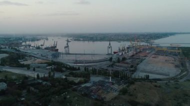 Hava dron görüntüleri. Ukrayna konteyner liman akşam fly