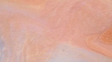 Soyut luxuary arka plan. Altın ve gümüş mürekkep yüzeyine tepki gösterdi. Ağır çekim