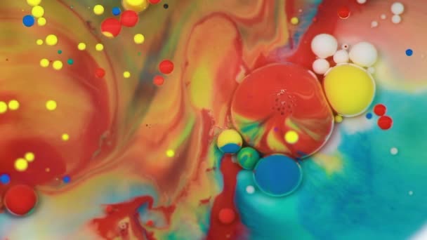 Burbujas multicolores abstractas pintan. En cámara lenta. Vista superior — Vídeos de Stock