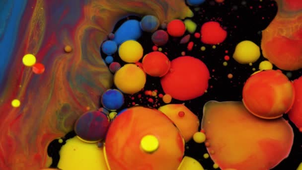 Incroyables bulles multicolores de peinture sur la surface de l'huile. Peinture à l'huile . — Video