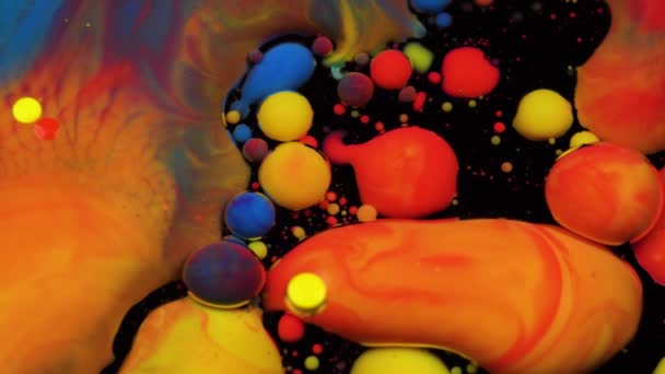 Niesamowite bąbelki wielobarwny farby na powierzchni oleju. Farba w oleju. — Wideo stockowe
