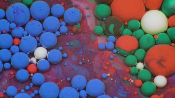 Increíbles burbujas multicolores de pintura en la superficie del aceite. Pintura en aceite . — Vídeos de Stock