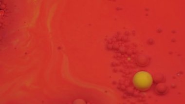 Şaşırtıcı kırmızı ve sarı köpük boya yağ yüzeyi. Yağda boya.