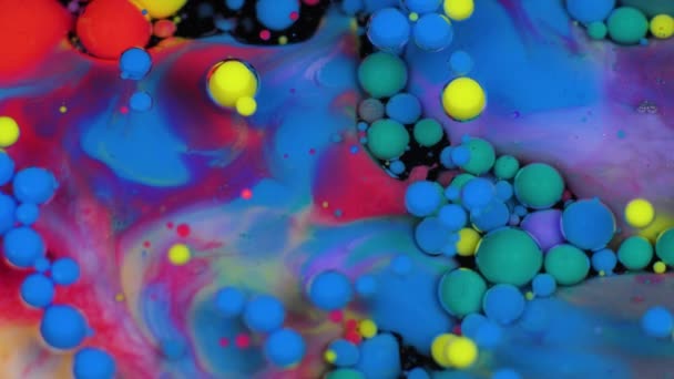 Increíbles burbujas multicolores de pintura en la superficie del aceite. Pintura en aceite . — Vídeos de Stock