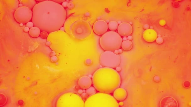 Increíbles burbujas de pintura de color rosa y amarillo en la superficie del aceite. Pintura en aceite . — Vídeos de Stock