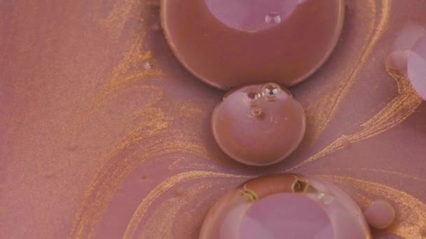 Amazing gold bubbles of paint on the oil surface. Paint in oil. — Stock Video