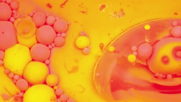 기름 표면에 페인트의 놀라운 분홍색과 노란색 거품. 오일 페인트. — 비디오