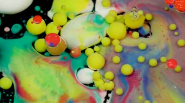 Boya yağ yüzeyi inanılmaz çok renkli baloncuklar. Yağda boya.