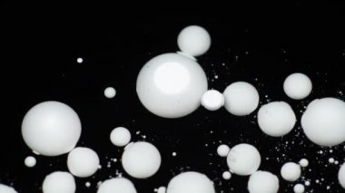 Şaşırtıcı beyaz köpük boya yağ yüzeyi. Yağda boya.