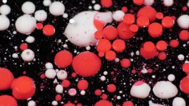 Boya yağ yüzeyi inanılmaz çok renkli baloncuklar. Yağda boya.