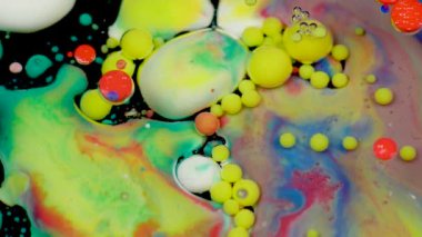 Boya yağ yüzeyi inanılmaz çok renkli baloncuklar. Yağda boya.